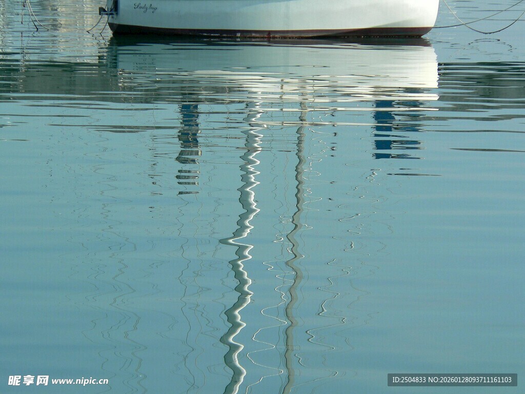 平静水面上的船只倒影