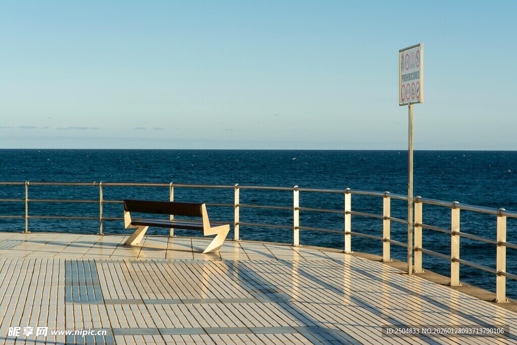 海边观景台长椅与辽阔海景