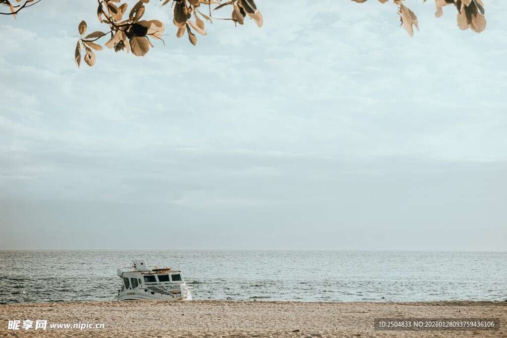 海边沙滩上的复古车辆
