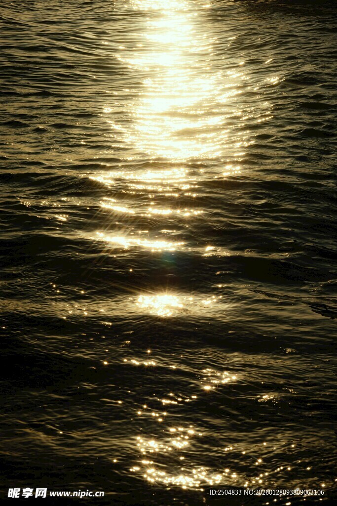 夕阳下波光粼粼的水面