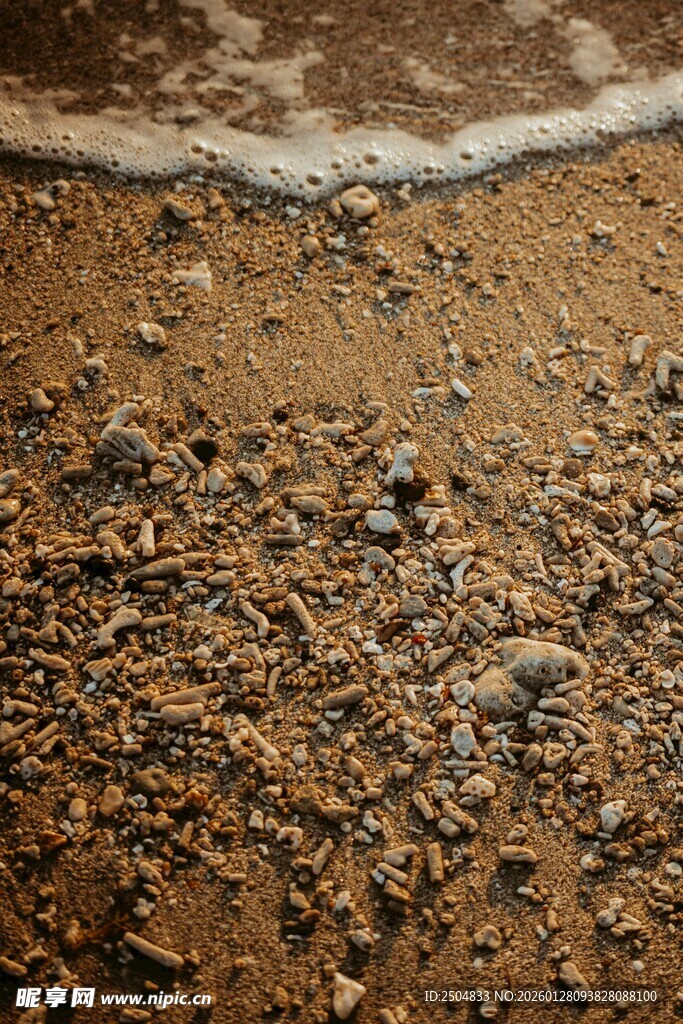 沙滩上的海浪与细碎沙石