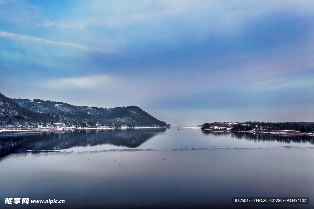 宁静湖面与远山的美丽景致