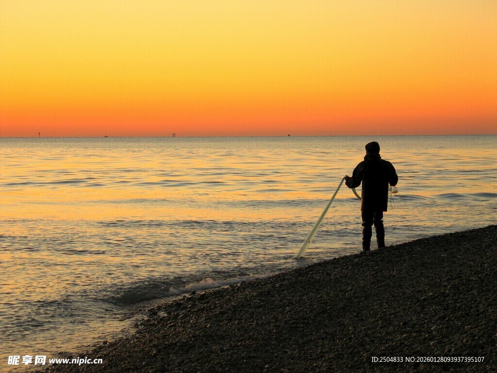 夕阳下海边独钓者