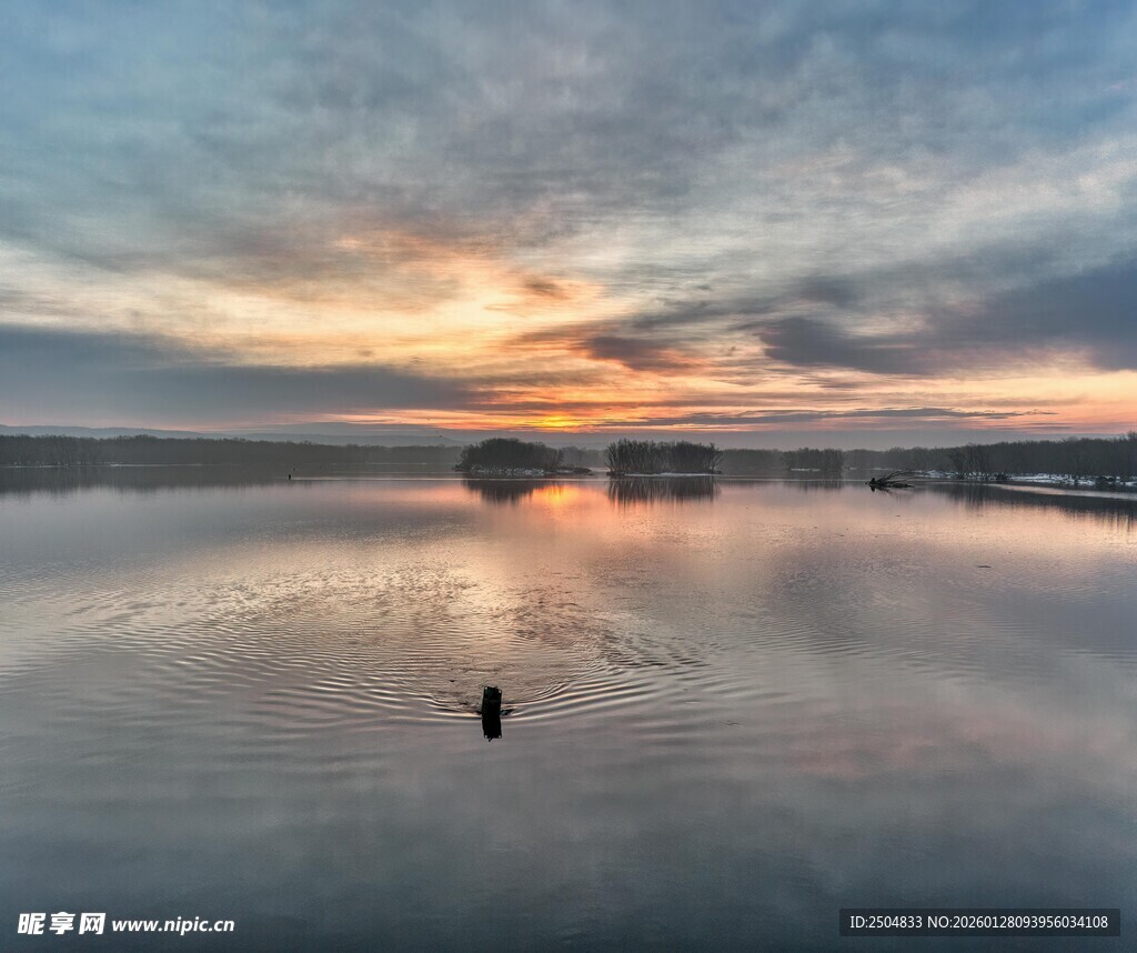 夕阳下湖面独行者