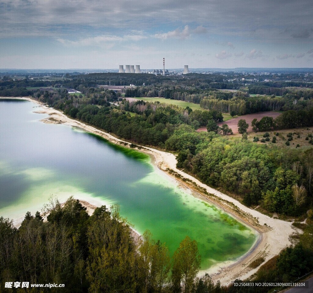 湖畔森林风光美景