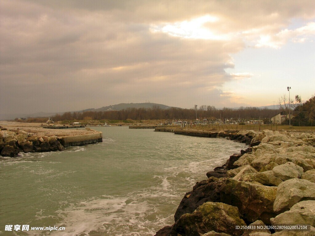 海边黄昏时的礁石与海水