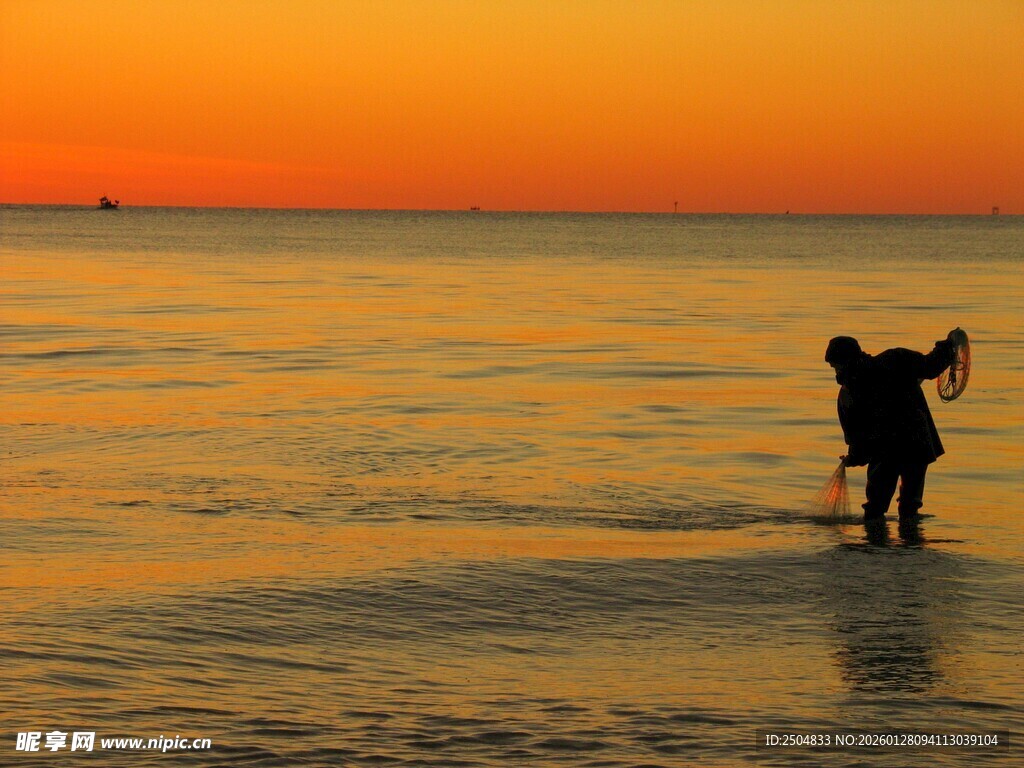 夕阳下海边的温馨亲子时光
