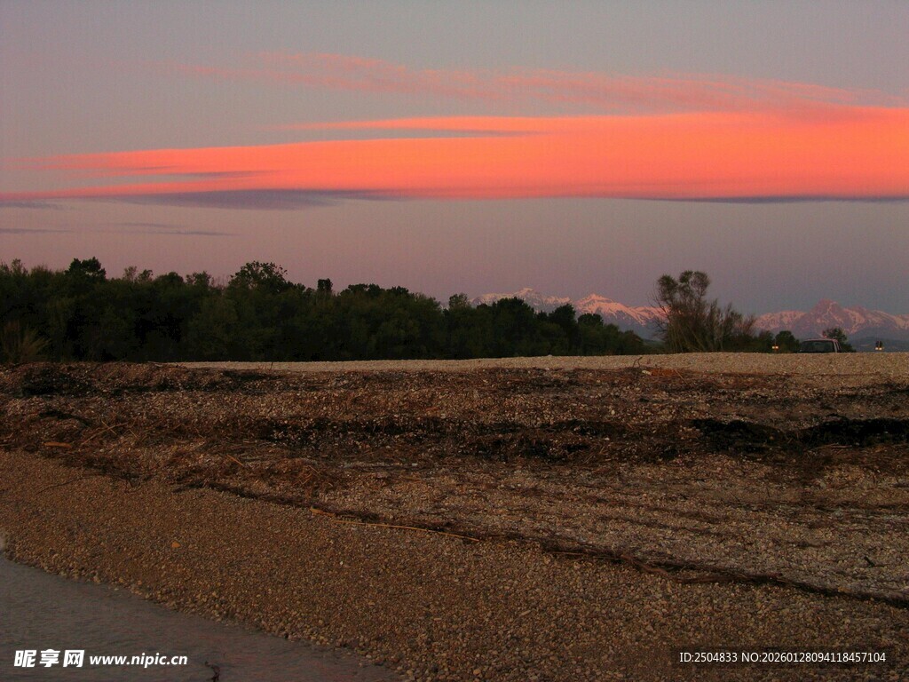 夕阳下的田野风光