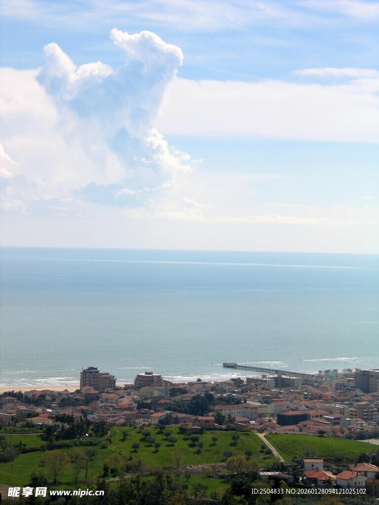 俯瞰海滨城市美丽风光