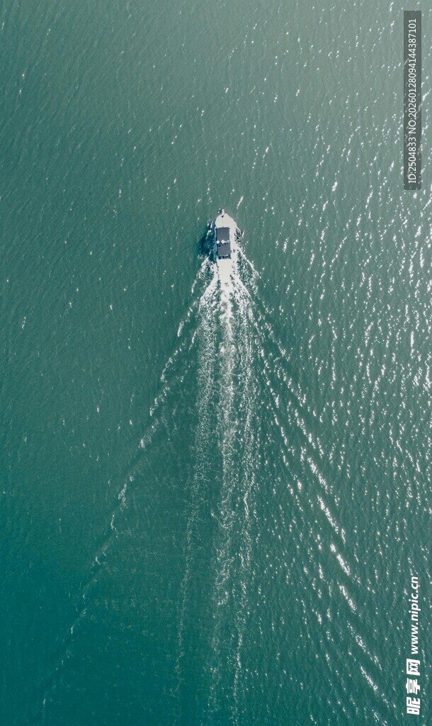 海上孤舟破浪前行