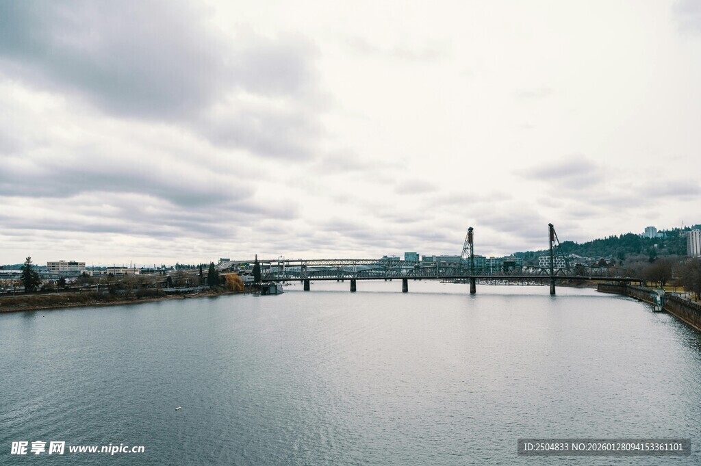 河畔桥梁与宁静水面景观