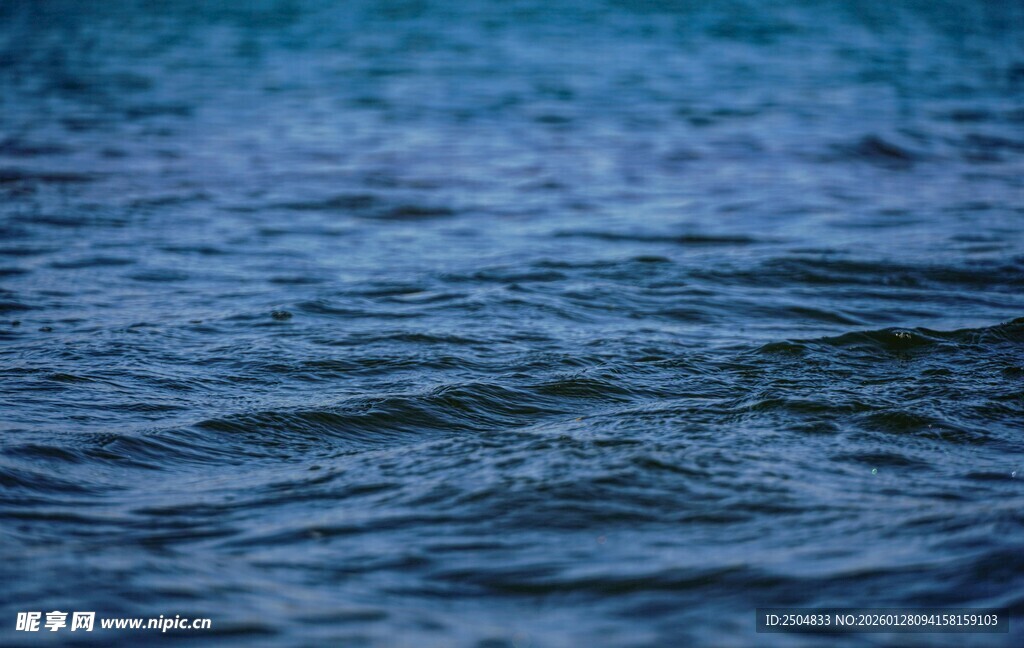 蓝色水波荡漾画面