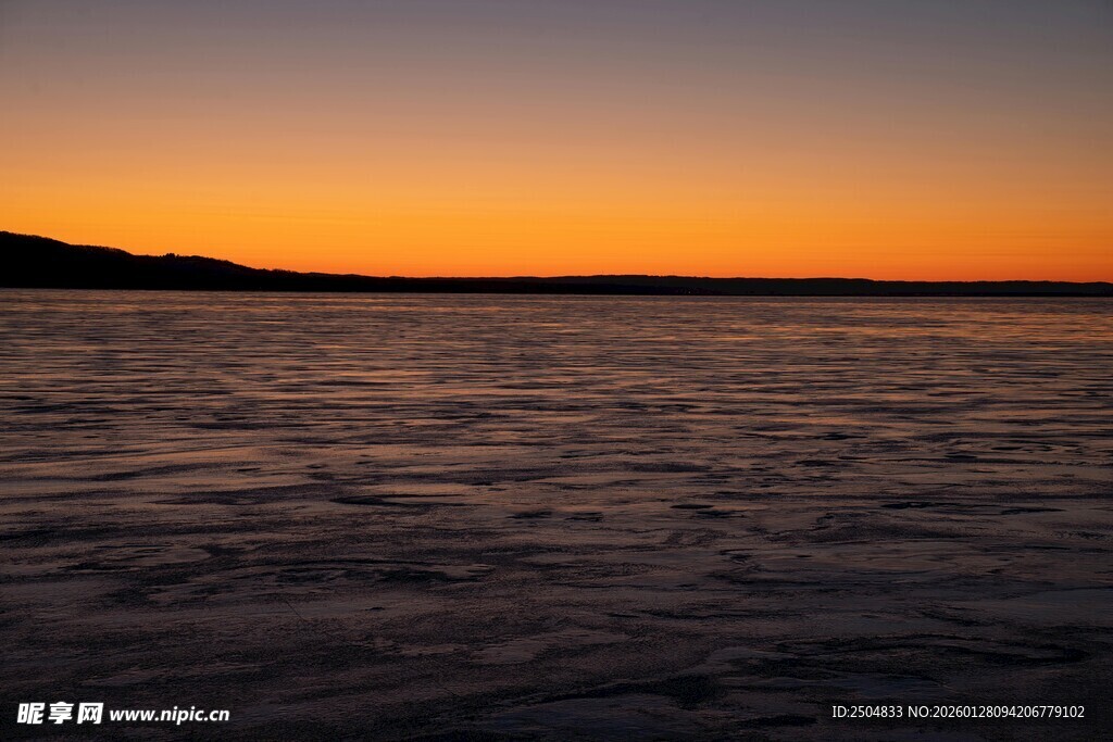 夕阳下的冰封湖面