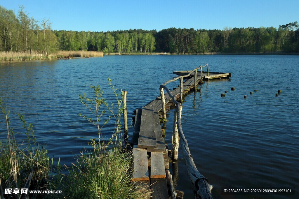 湖畔木栈桥景色