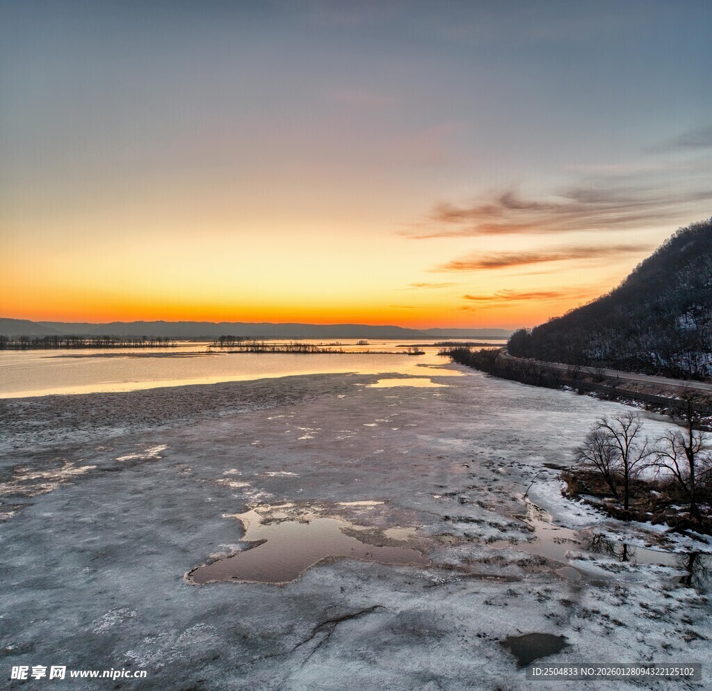 冬日冰河畔的绝美日落