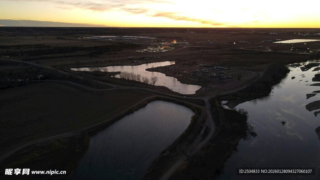 日落时分的湿地景观
