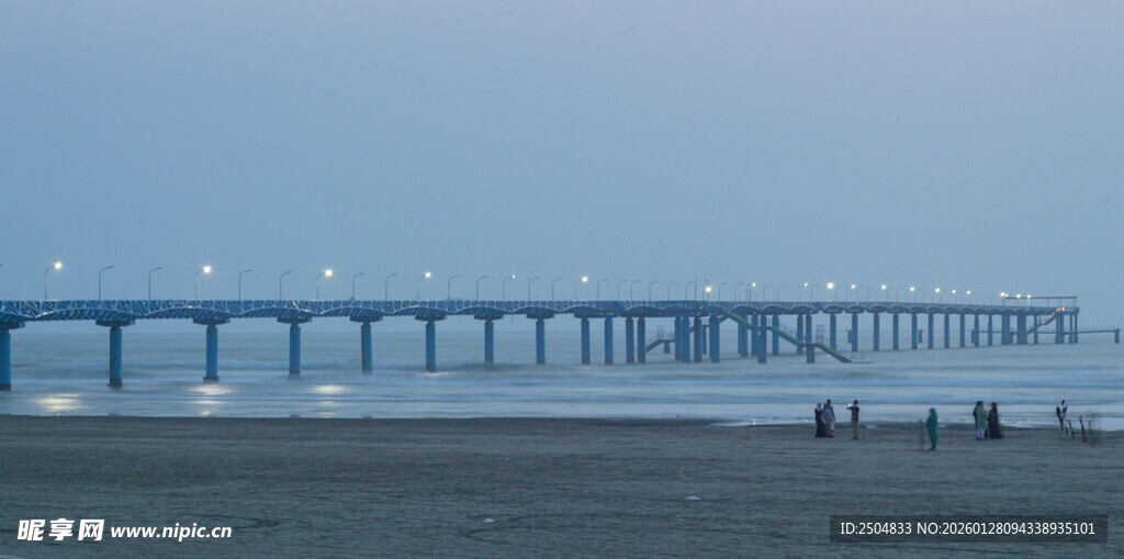 海滨长桥 暮色下的宁静景致