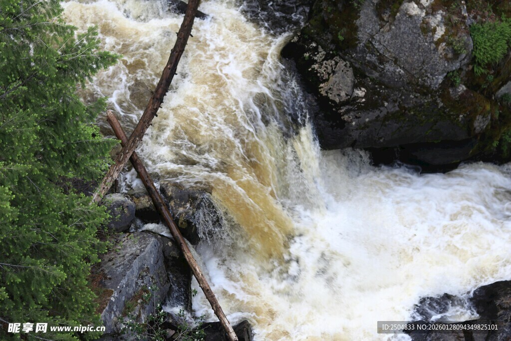 山间湍急瀑布景观