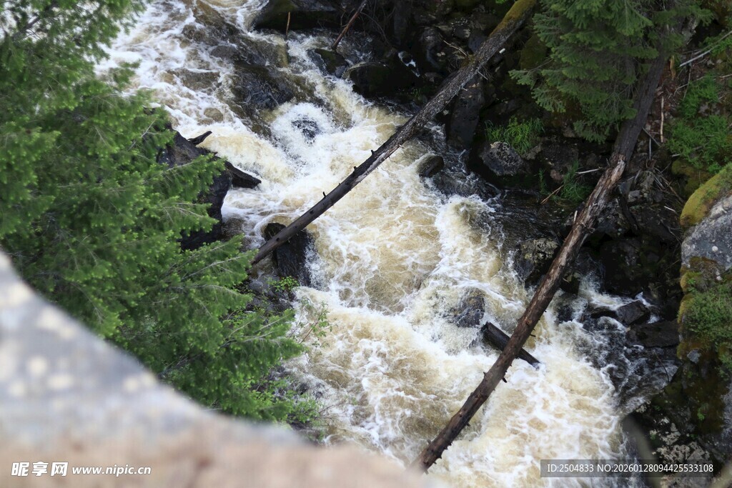 山间湍急溪流