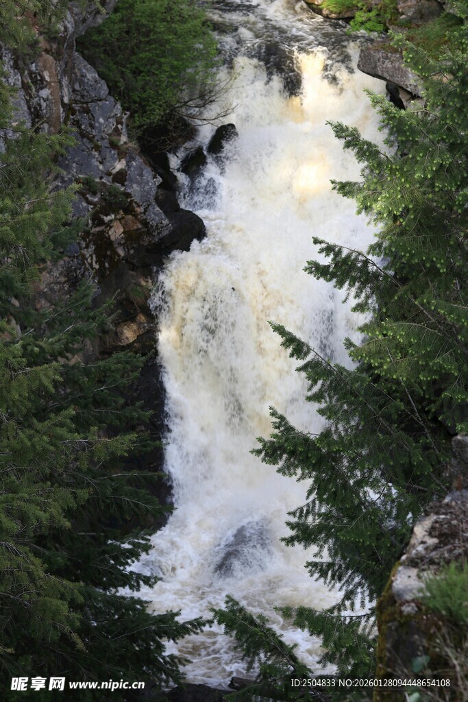 山间湍急瀑布 绿意环绕