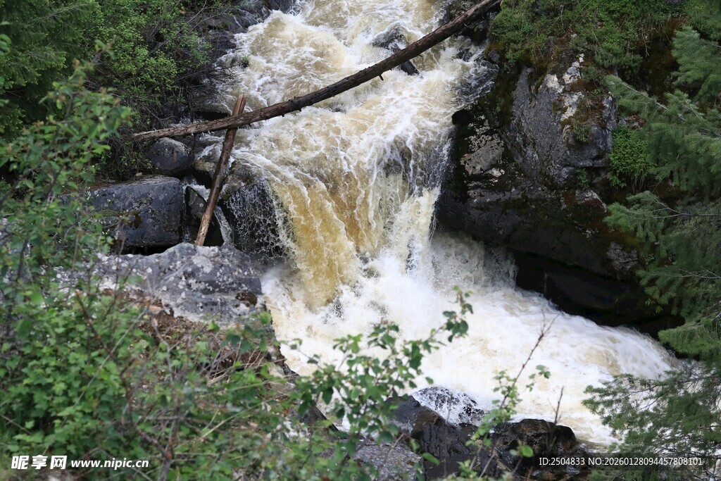 山间湍急小瀑布景观