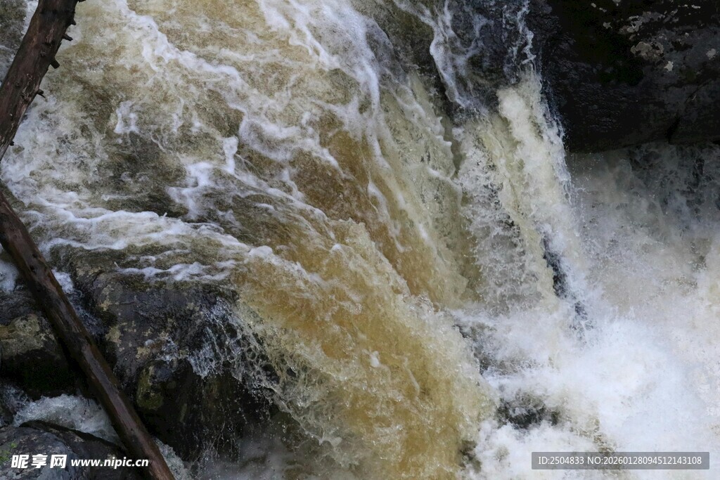 湍急溪流瀑布景观