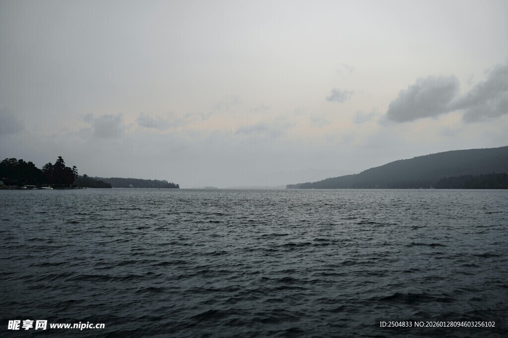 宁静湖面与远处山峦景色