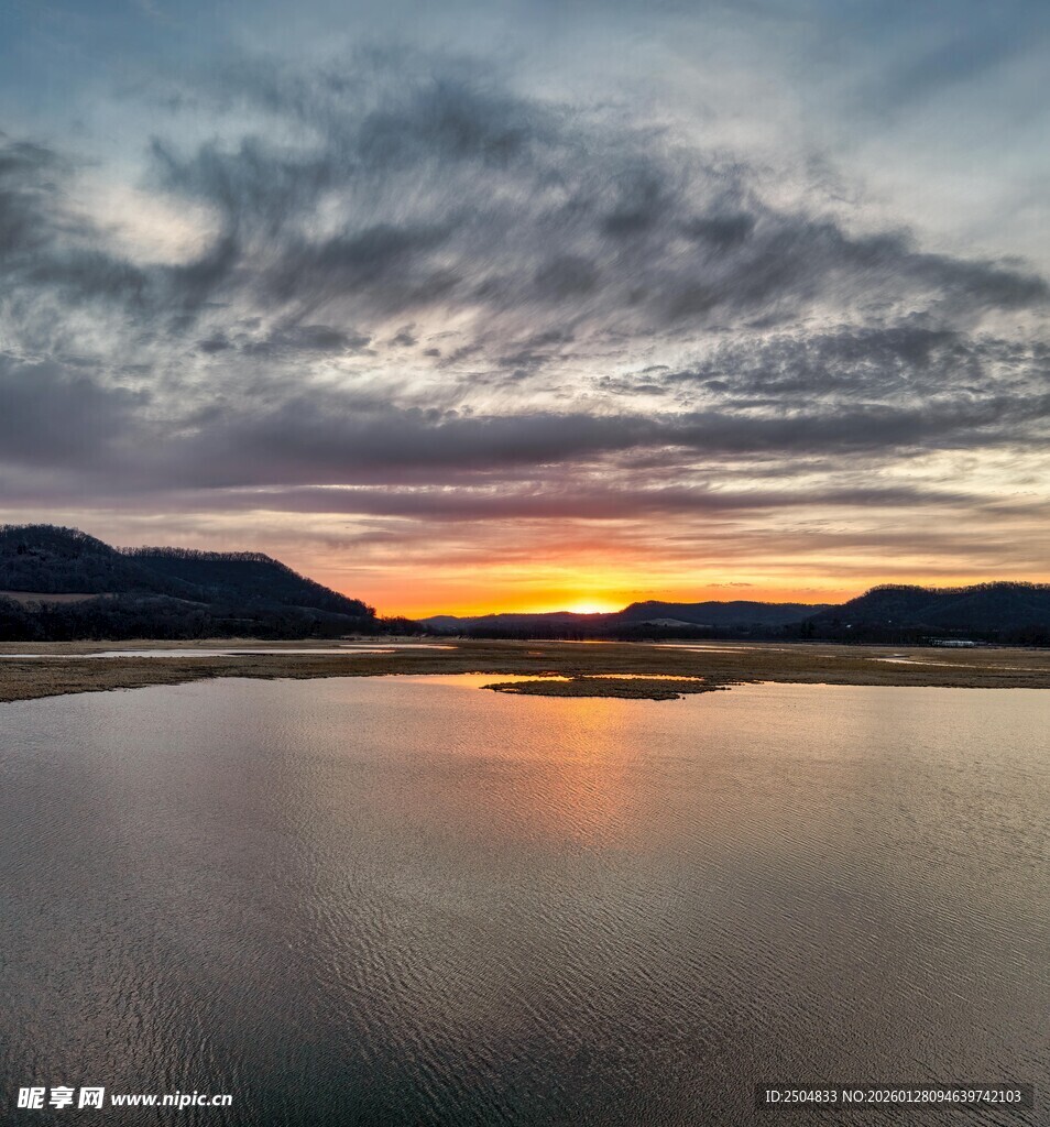 日落时分的宁静湖景