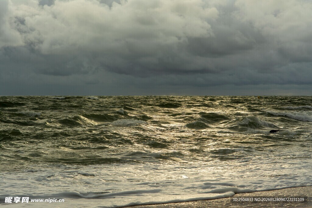 海上风暴中的汹涌波涛