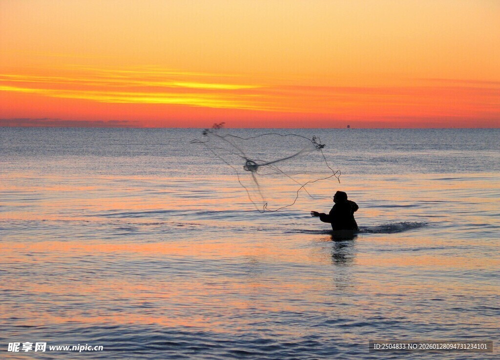 夕阳下的海上独舟者