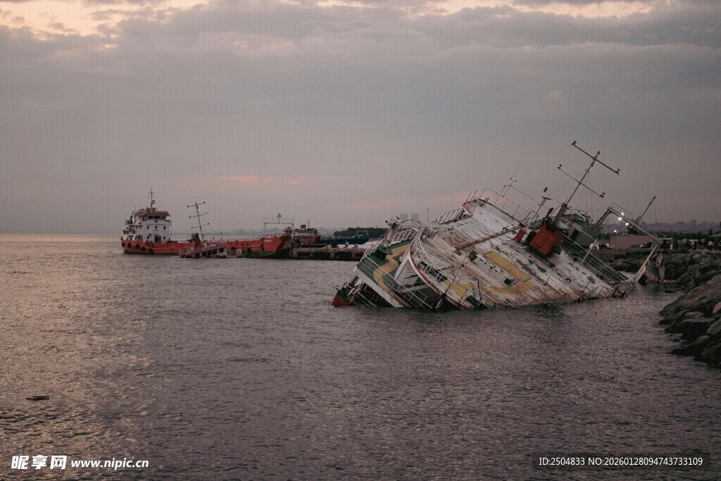 海上船只失事场景
