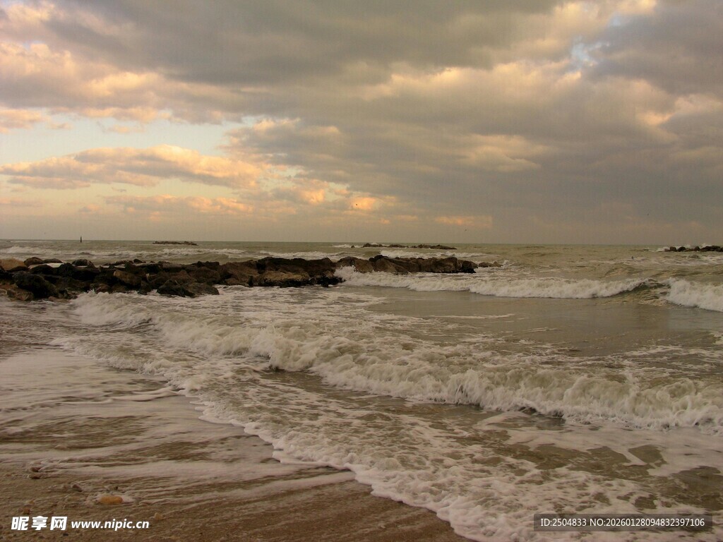 海边黄昏海浪拍打礁石
