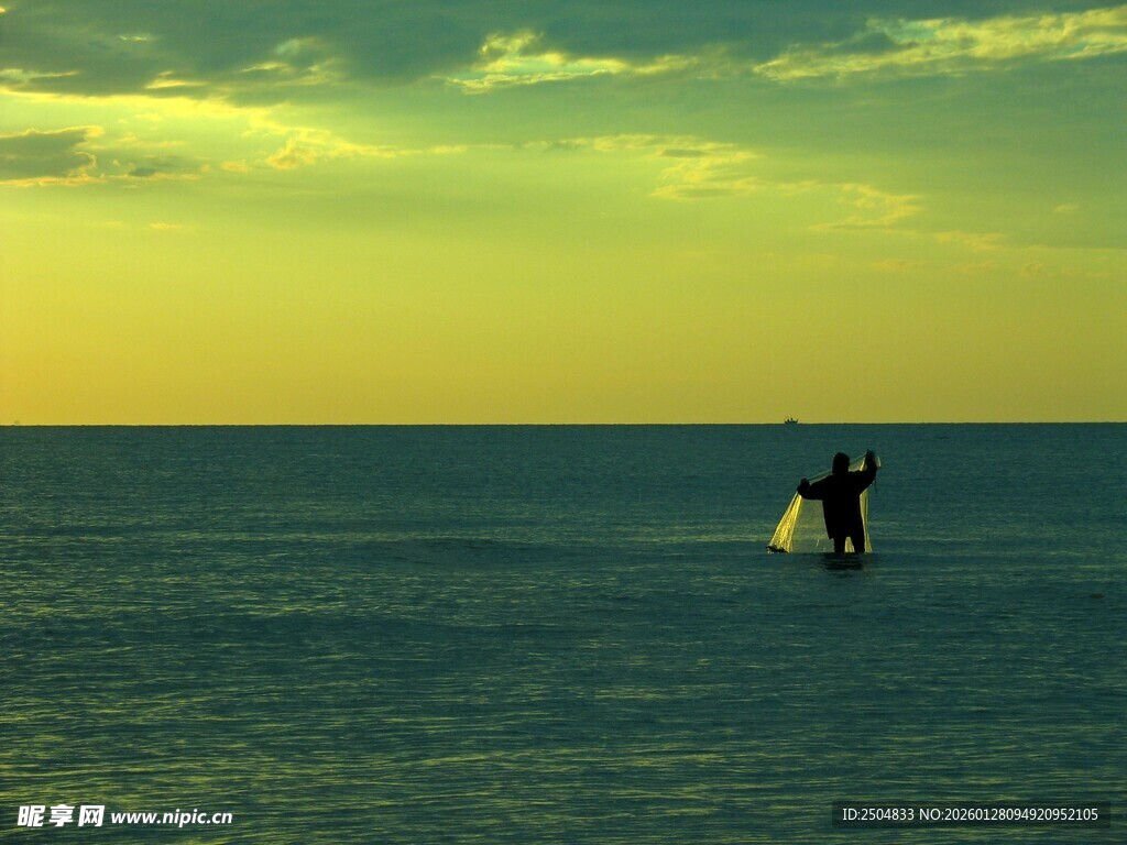 海上夕阳下的冲浪者