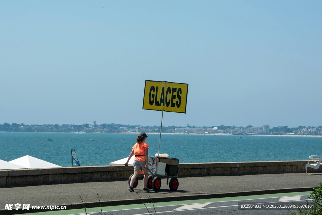 海边公路的环卫工人