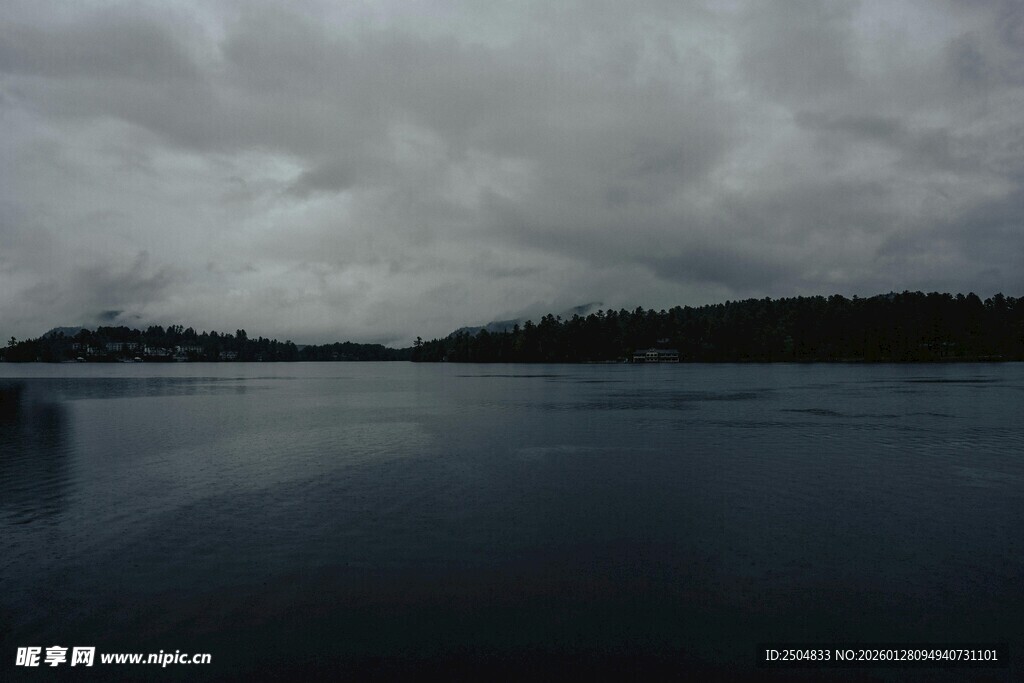 阴云下的静谧湖面