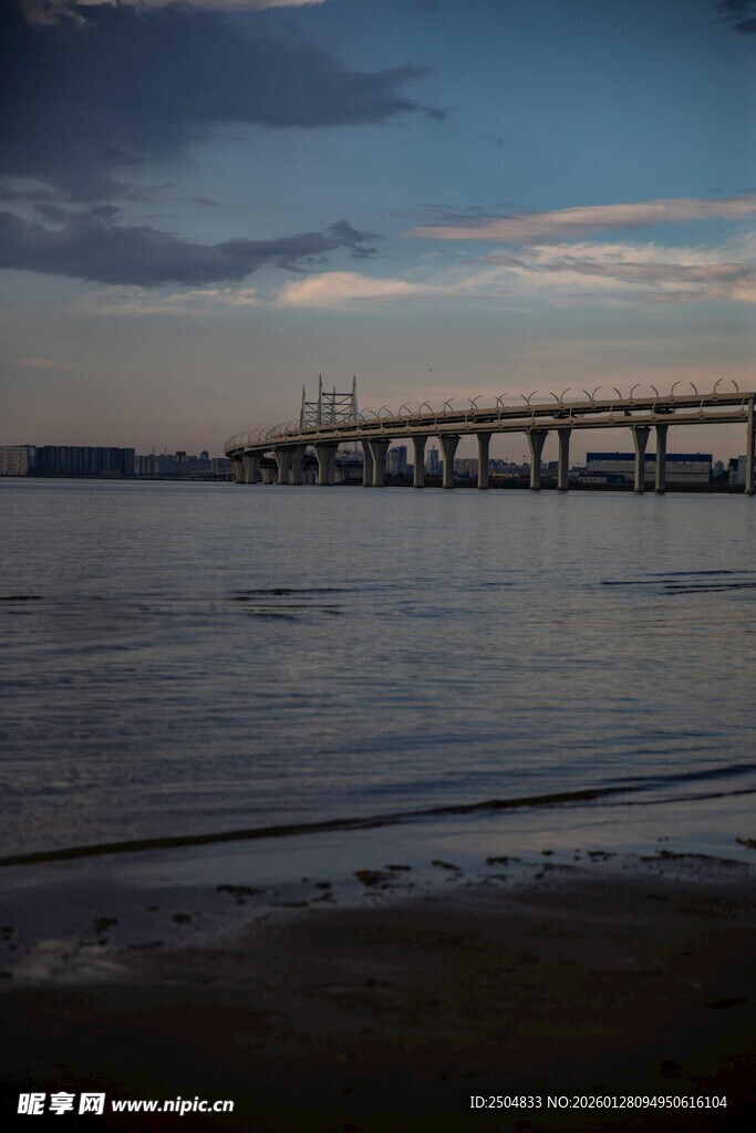 黄昏下的跨海大桥美景