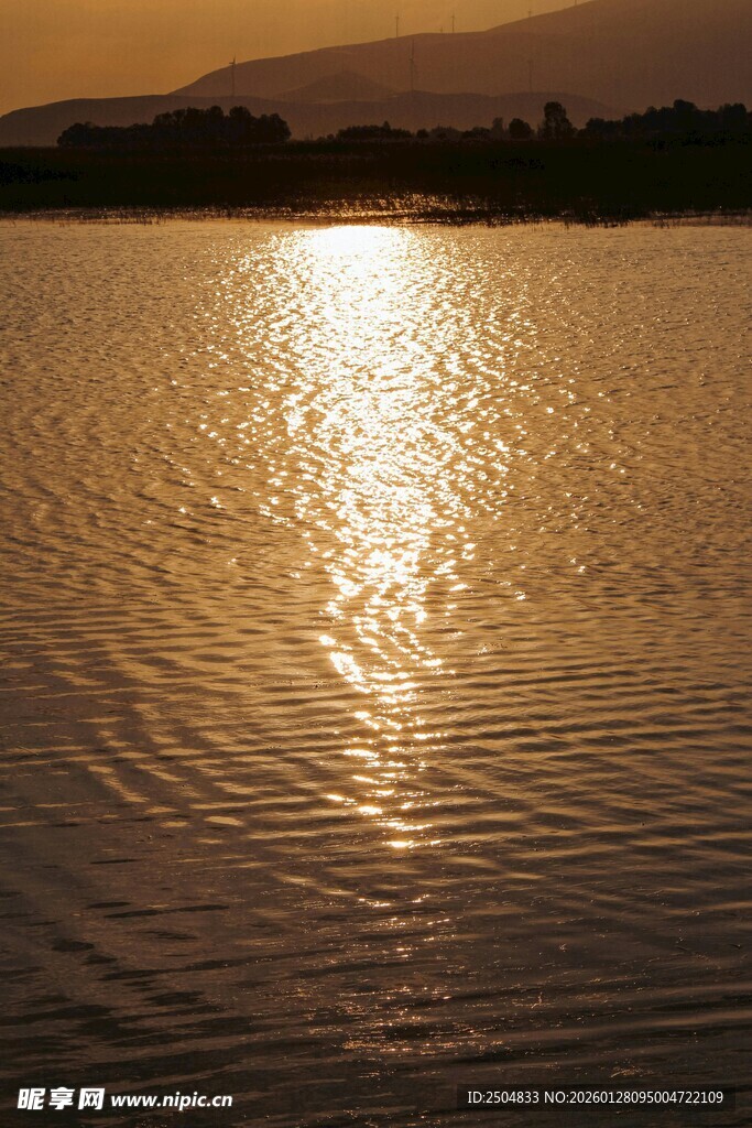 夕阳下波光粼粼的湖面
