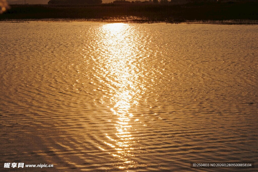 夕阳下波光粼粼的水面