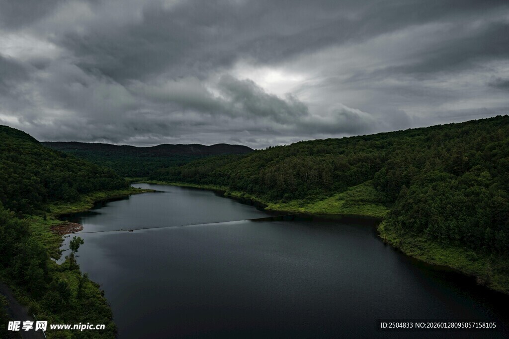 乌云下的静谧河流景观