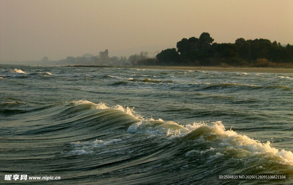 海边波浪与远处岛屿景象