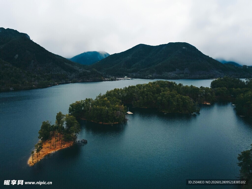 宁静湖景中的岛屿风光