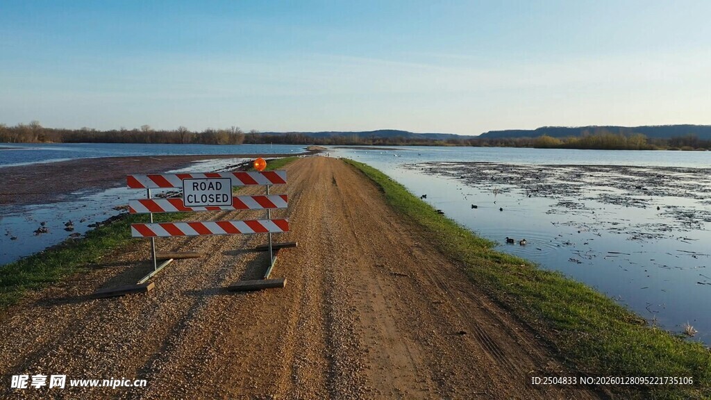 乡村泥泞小路旁的积水景象