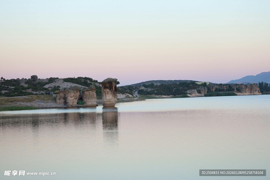 黄昏湖畔石桥美丽景致