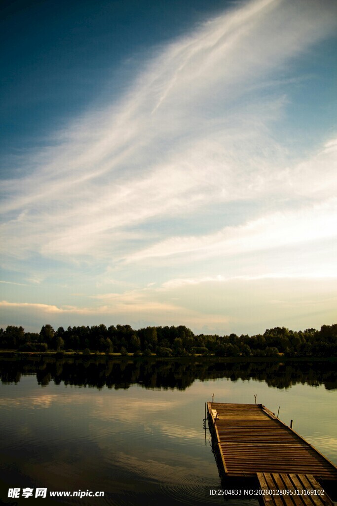 湖畔黄昏木栈道美景
