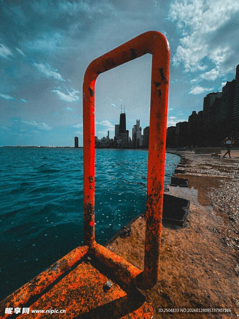 海边红栏杆与城市天际线