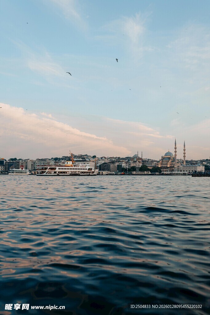 海上远眺城市风光