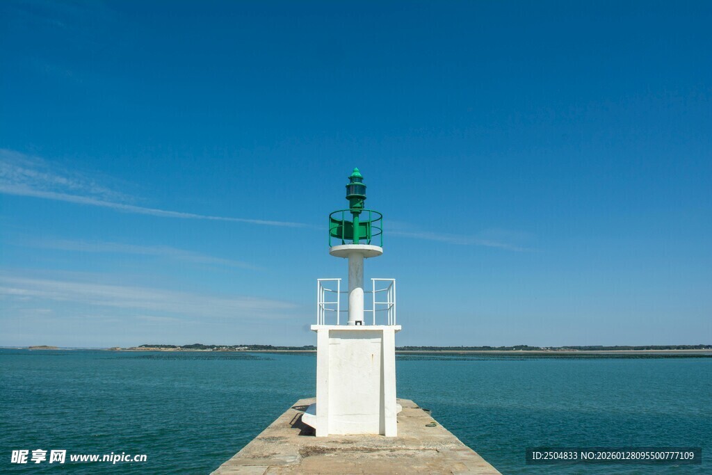 海边码头尽头的绿色灯塔