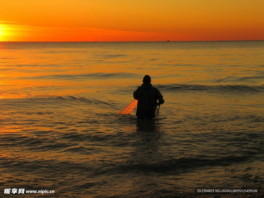 夕阳下海边的孤独身影