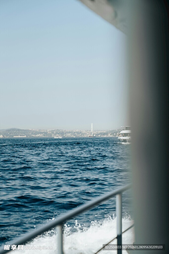 海上航行风景