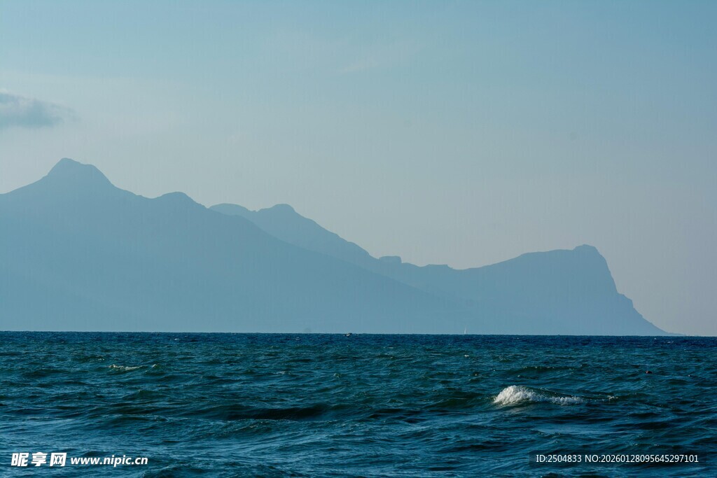 海上远山景 碧波泛涟漪